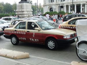 メキシコシティのタクシーで活躍する日産のTSURU
