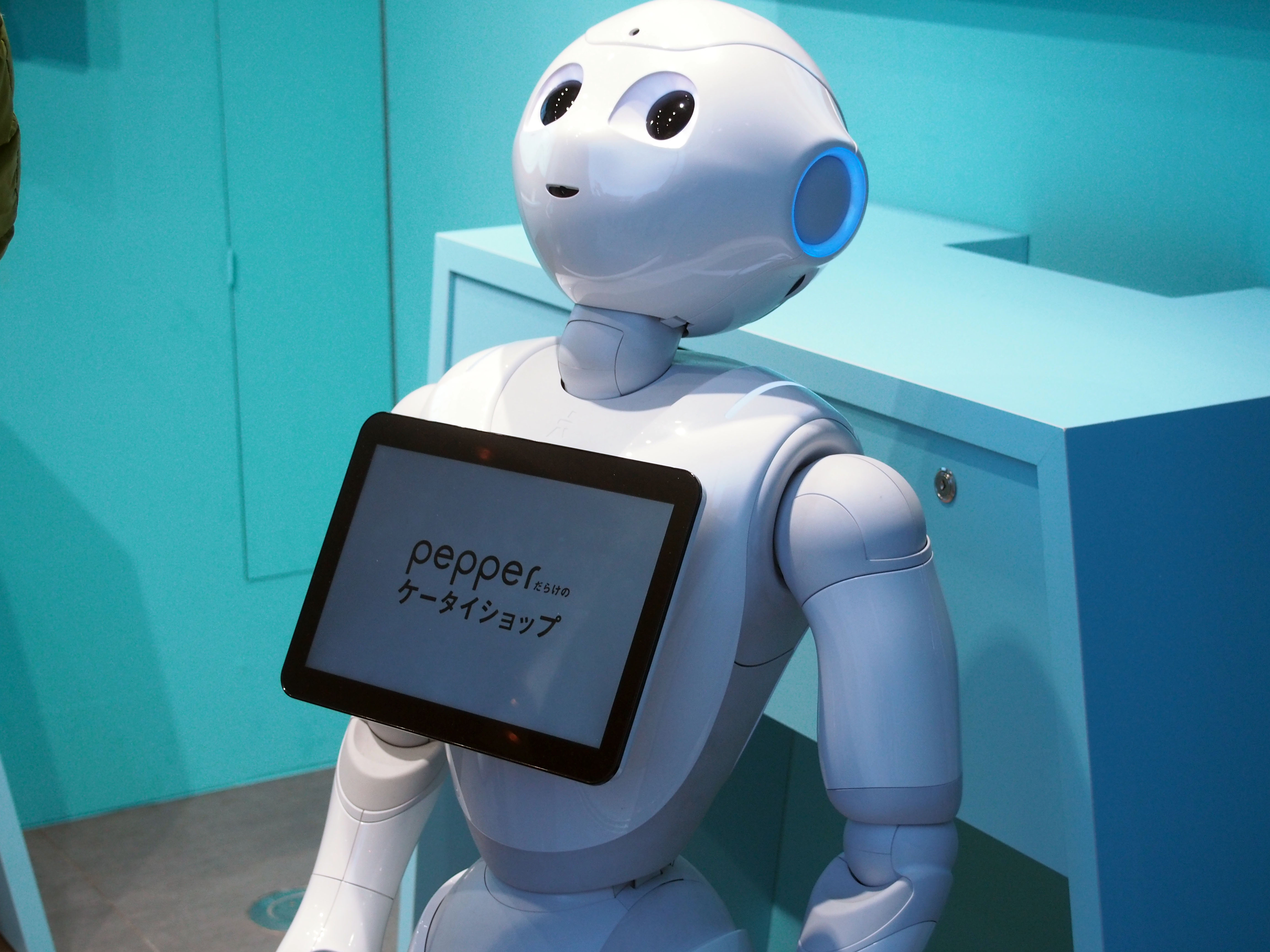 接客用aiロボットは人間を超えるのか 国内企業500社が導入済み