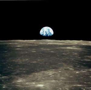 「アポロ11」の宇宙飛行士が撮影した月と地球