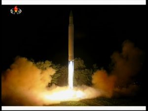 朝鮮中央テレビが公開した、「火星14型」の2回目の発射の様子