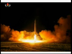 朝鮮中央テレビが公開した、「火星14型」の2回目の発射の様子