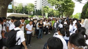 東京地裁の外まで並ぶ傍聴券を求める列