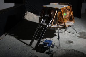 チームインダスが開発中の月探査機と月探査車の模型