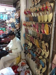 靴を作るパキスタン人の職人