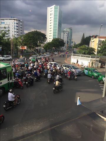 ベトナム・ホーチミン。大渋滞する交差点