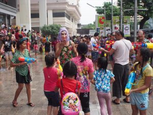 タイ旧正月の「水かけ祭り」