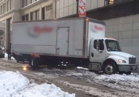 NY市内を走るボンネット型のトラック（昨年冬撮影）