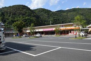 道の駅清流の里ひじかわ下流側の商店街