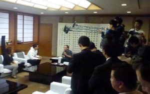 沖縄県庁知事応接室で、面談する玉城知事とカジワラさん