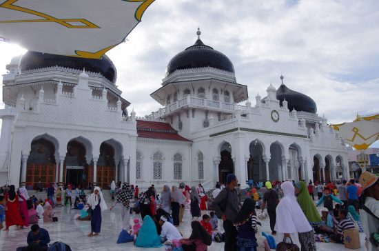 礼拝で賑わうバンダ・アチェのモスク