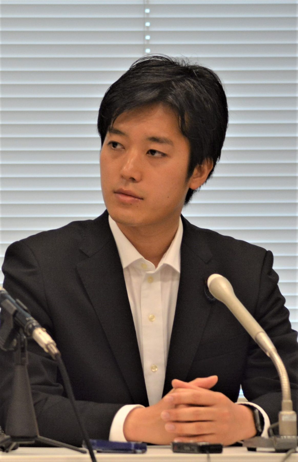 買春願望 発言の丸山議員と 買春可能バー に案内された桜田前オリパラ大臣 与野党で違った外務省の対応 ハーバー ビジネス オンライン