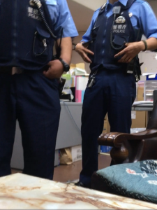 110番通報を受け、菅原事務所の応接スペースに現れた警察官