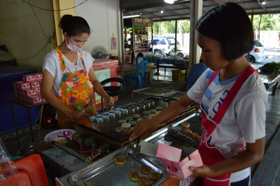 タイの伝統菓子を作る親子