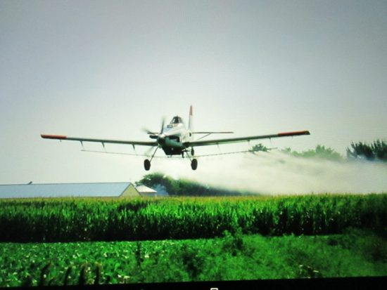 小型飛行機で除草剤を散布する