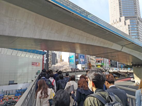 渋谷駅と桜丘を繋ぐ長い歩道橋