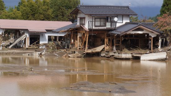 千曲川の堤防決壊現場の家屋