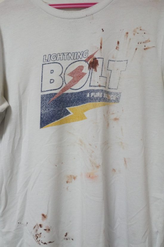 デニズさんのTシャツは、手首を切ったときの血痕が付いたままだった