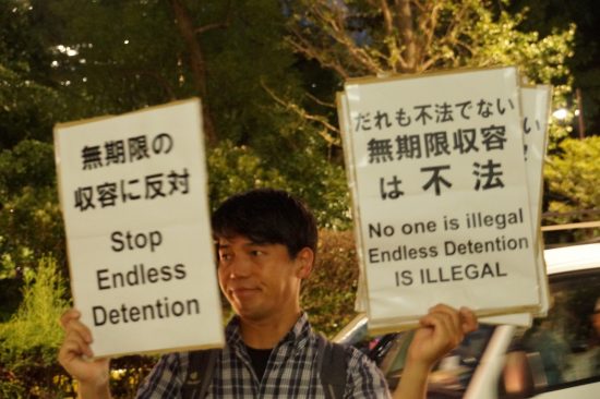 東京入管前で市民が抗議
