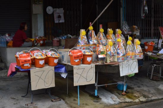 タイの上座部仏教で利用される供え物セット