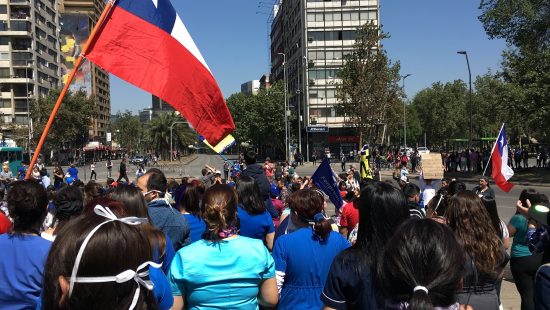 旗を振りながら声を上げるチリ人達