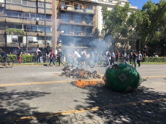 首都サンチアゴのPlaza Italiaの隣にあるSalvador駅周辺でゴミ箱やゴミ、紙を燃やす様子
