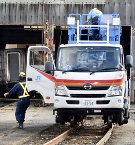 走行演示中の高所作業用軌陸車