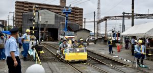 軌道自転車と、演示中の軌陸車