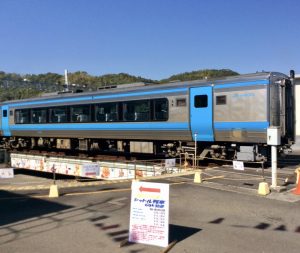 転車台に乗る2000系