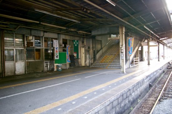 移転9日後の高知駅旧駅本屋と1番線