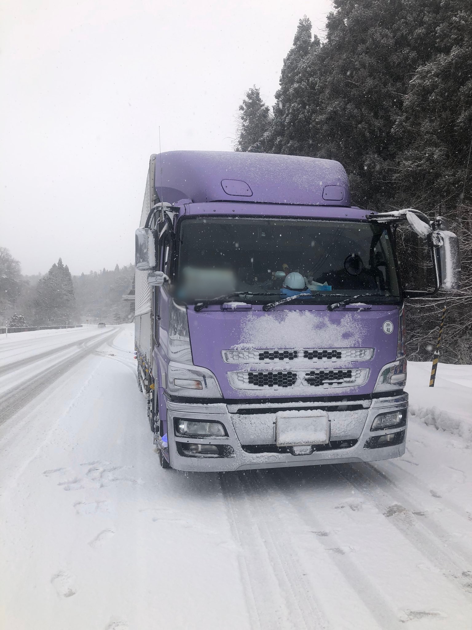 雪道で徐行するトラックの前に割り込むな トラック運転手を悩ませる冬の苦労 ハーバー ビジネス オンライン