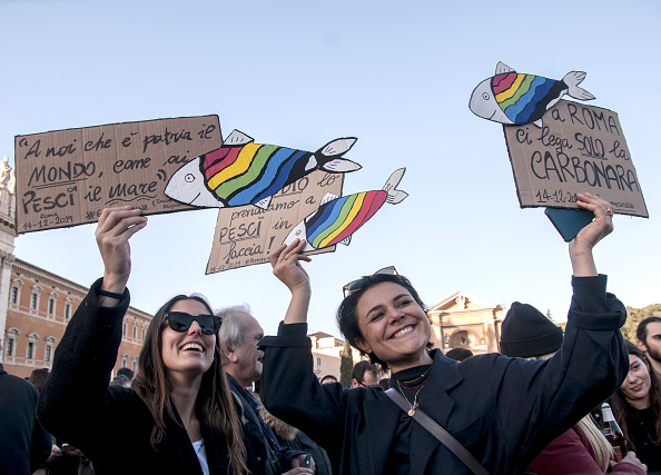 ヘイトやファシズムはもうゴメンだ イタリアで若者4人が声を挙げた 広がる 反極右 草の根運動 イワシ運動 ハーバー ビジネス オンライン