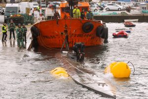 スペイン警察によって引き揚げられた麻薬密輸潜水艦