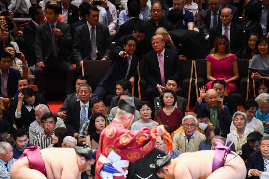 相撲を観戦する安倍首相とトランプ大統領