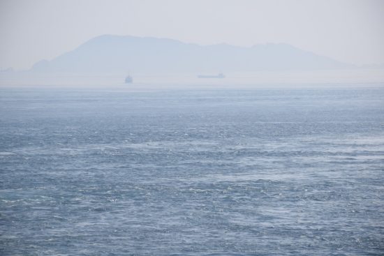 四国最西端である佐田岬灯台から見た佐賀関（九州）