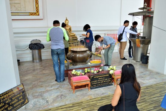 タイでは休みの日には寺に行くことが普通であるほど仏教が浸透している