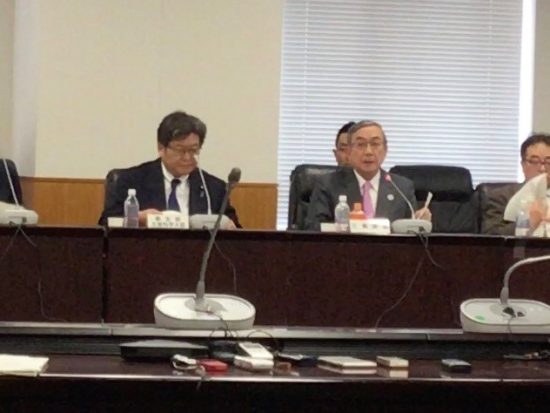 萩生田大臣（左）と座長の三島氏（右）