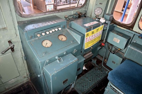 電気式ディーゼル機関車DF50-1松山方運転台 助士席側
