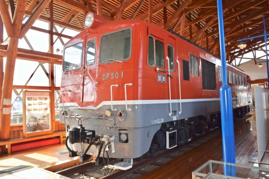展示中の電気式ディーゼル機関車DF50-1