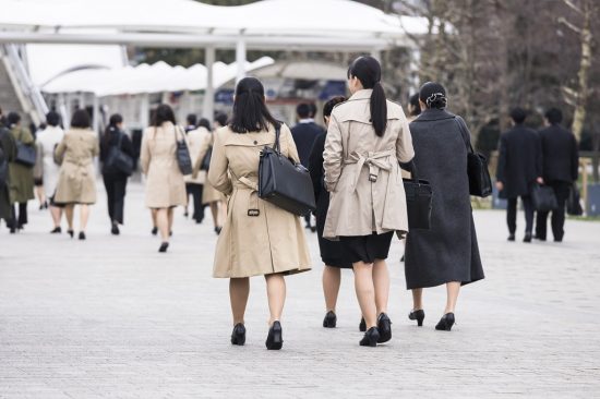 スーツの女性の後ろ姿の風景