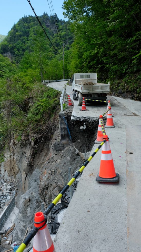 西俣建設予定地に至る林道