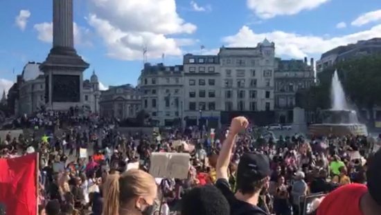 ロンドンのトラファルガー広場でのデモ