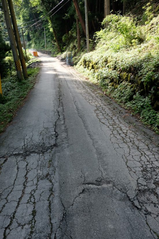 道路は地割れで損傷