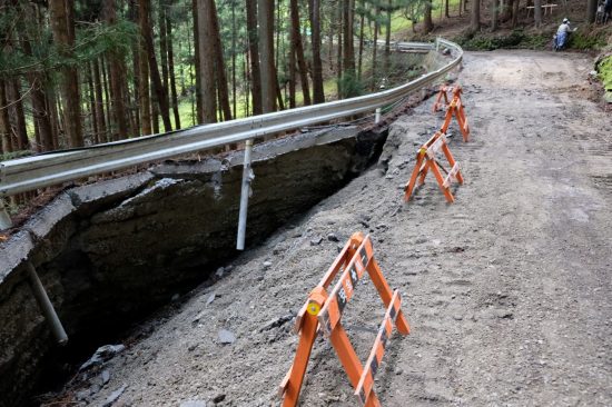 工事現場に至る県道の路肩は大きく崩壊していた