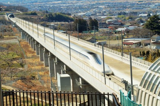 山梨県笛吹市のリニア山梨実験線を走る実験車両