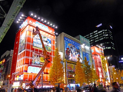 「セガ秋葉原1号館」（左）と「セガ秋葉原3号館」（右）。