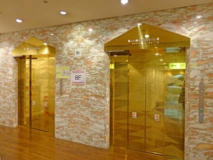 金色のエレベーター、大理石の壁