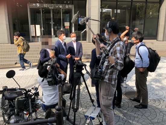 交渉を終えて報道陣に説明する赤木雅子さんと弁護士2人
