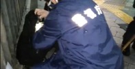 女性のカバンをまさぐる警察官