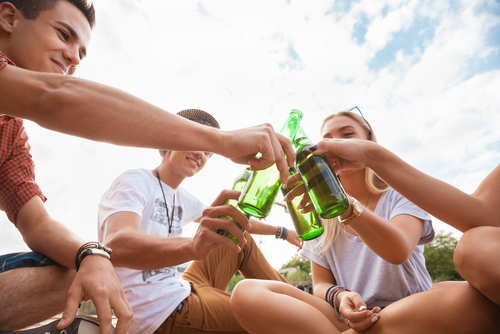 学生寮の飲み会がクラスタ化。若年層の感染者急増で休校増えるスペイン