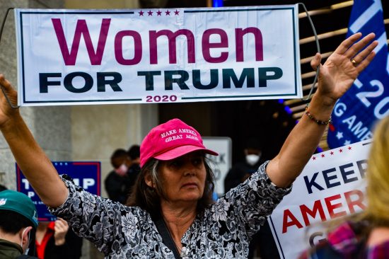 トランプ支持の横断幕を掲げる女性支持者